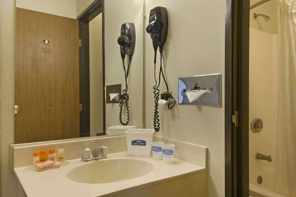 โฮเวอร์ด จอห์นสัน บาย วินด์แฮม นิวบรันเฟลส์ Hotel นิวบราวน์เฟลส์ ภายนอก รูปภาพ